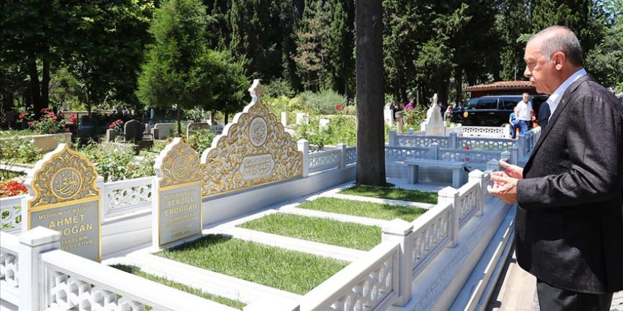 Cumhurbaşkanı Erdoğan'dan kabir ziyareti
