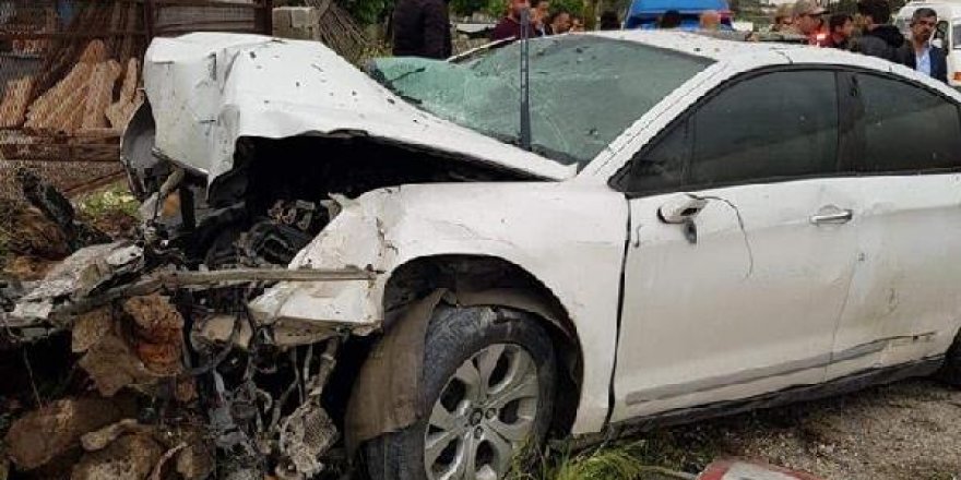 Hatay'da kontrolden çıkan otomobil, yol kenarındaki kütüklere çarptı: 2 ölü, 1 yaralı