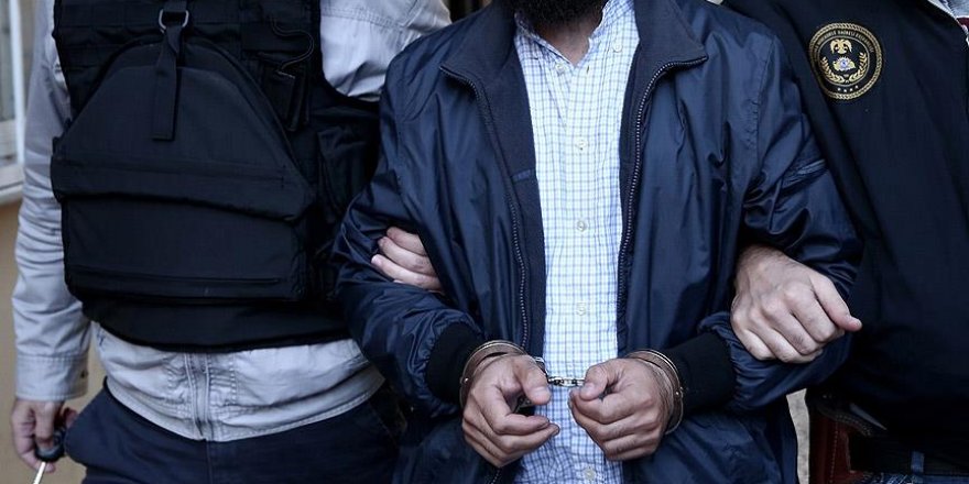 FETÖ'den aranan okul müdürü sahte kimlikle yakalandı