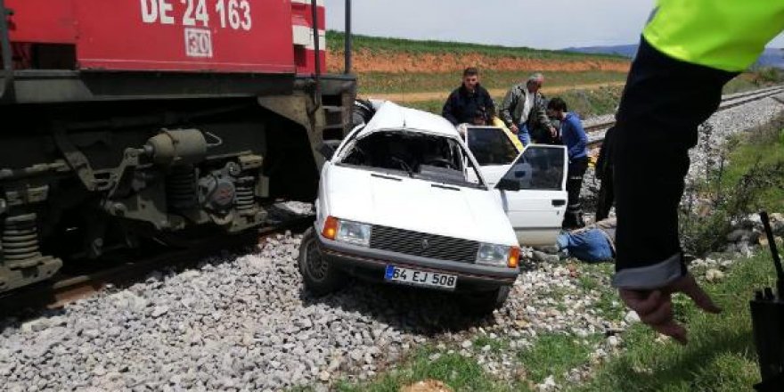 Hemzemin geçitte tren otomobile çarptı: 2 yaralı