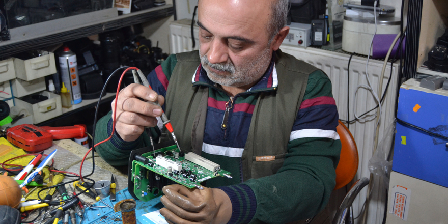 Fotoğraf makinelerini 12 yıldır tek eliyle tamir ediyor