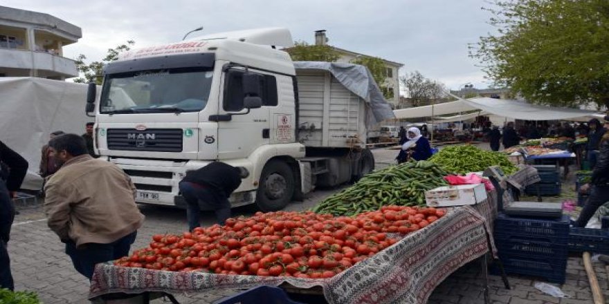 Freni boşalan TIR, pazara daldı