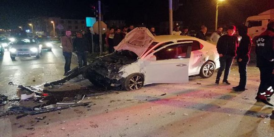 Kavşakta iki otomobil çarpıştı: 4 yaralı