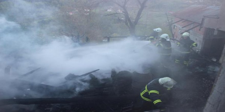 Sinop'ta tek katlı ahşap ev yandı: 3 ölü
