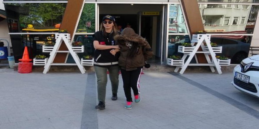 Yaşlı kadın çığlık attı, gaspçıları güvenlikçiler yakaladı