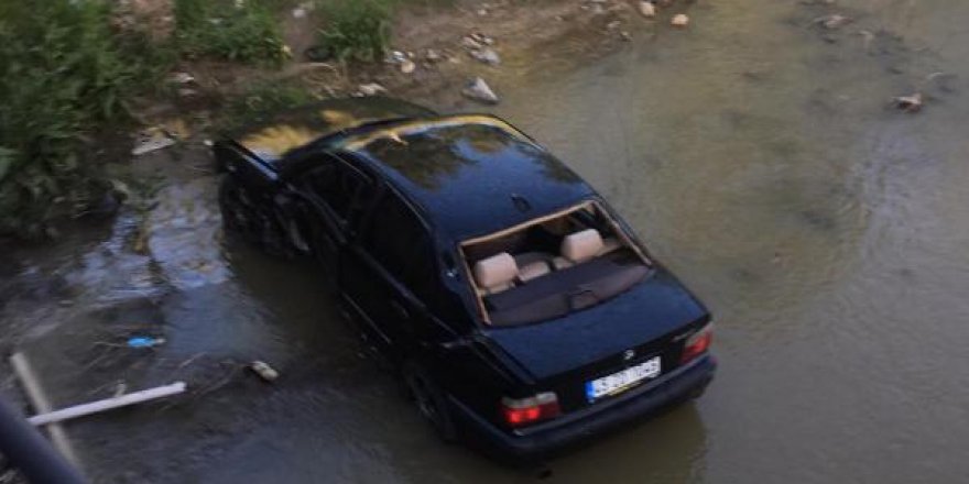 Sürücünün tansiyonu düştü, otomobil çaya uçtu: 2 yaralı