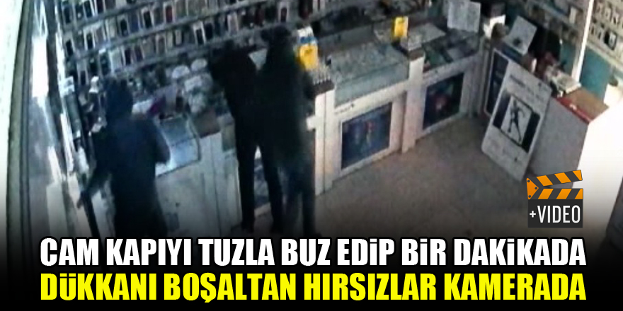 Cam kapıyı tuzla buz edip bir dakikada dükkanı boşaltan hırsızlar kamerada
