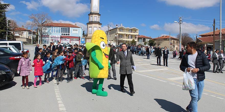 Öğrenciler, geri dönüşüme dikkat çekmek için çöp topladı