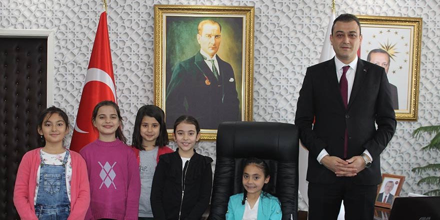 Yunak'ta ilçe protokolü koltuklarını çocuklara devretti