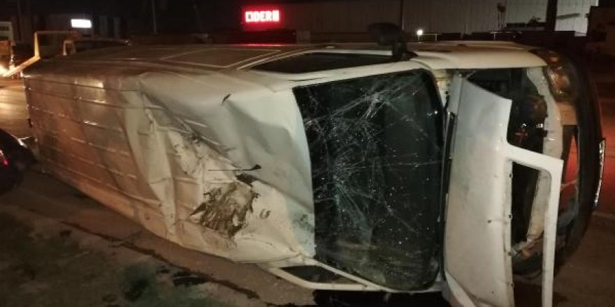 Otomobil ile minibüs çarpıştı: 3 yaralı