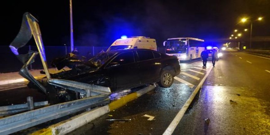 Bariyerlere saplanan otomobil havada asılı kaldı