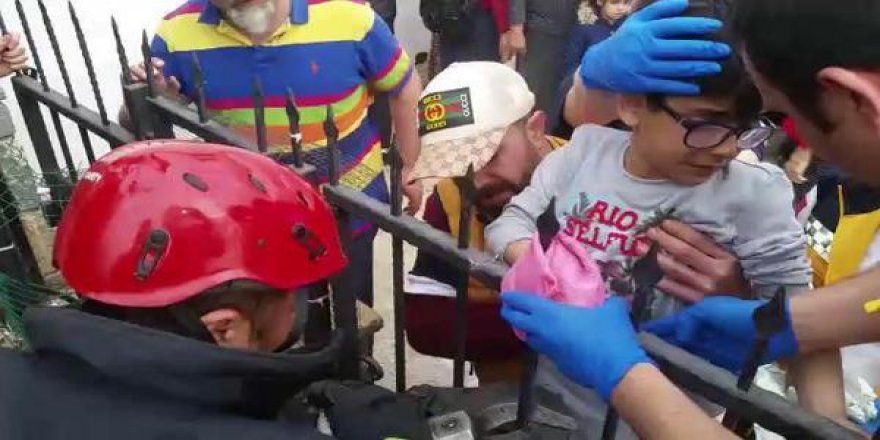 Eline korkuluk demiri saplanan çocuğu itfaiye kurtardı