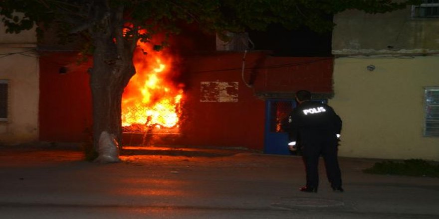 Evi ateşe verip, kendisini içeri kapattı