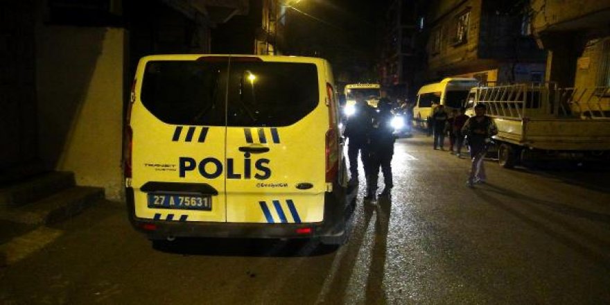 Polise ateş açıp, bıçakla saldırdılar: 1 polis yaralı