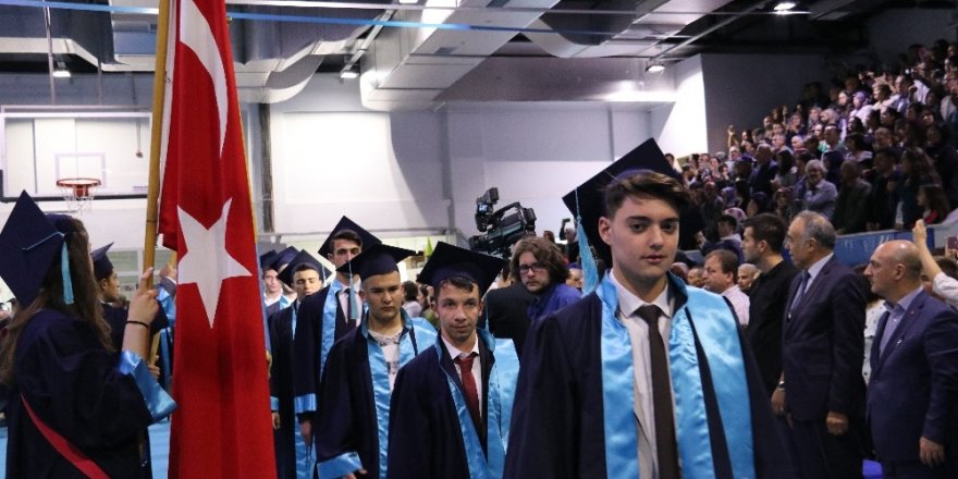 Sabiha Gökçen Lisesi’nde coşkulu mezuniyet töreni