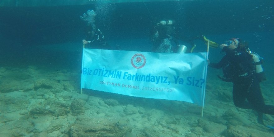 Su altında “Biz otizmin farkındayız, ya siz?” pankartı açtılar
