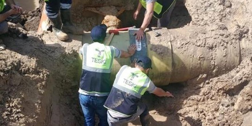 Boru patladı, sular metrelerce havaya fışkırdı