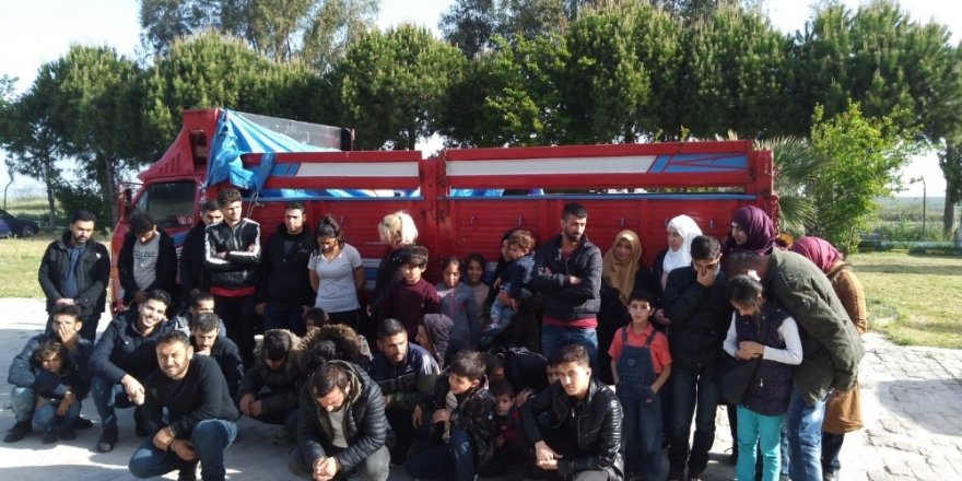 Jandarma 40 göçmeni organizatörlerin elinden kurtardı