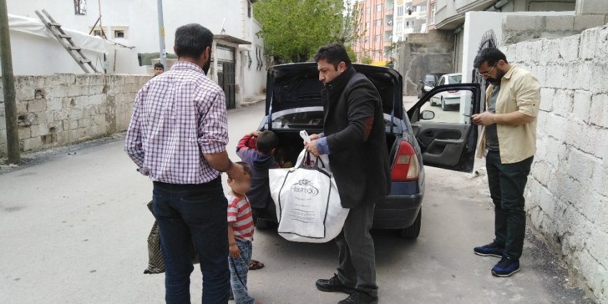 Hem olaylara koşuyor hem de ailelerin yardımına