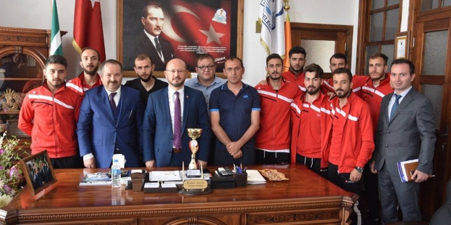 Başkan Özcan Niksarlıları final maçına davet etti