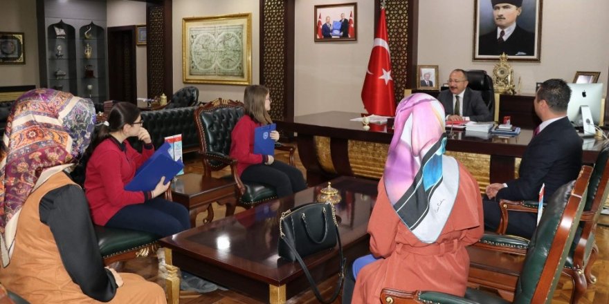 Siirtli öğrenciler Vali Atik ile röportaj yaptı