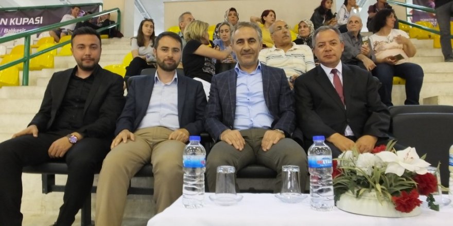 Üniversiteler arası Hentbol karşılaşmalarında dereceye girenlere ödülleri verildi