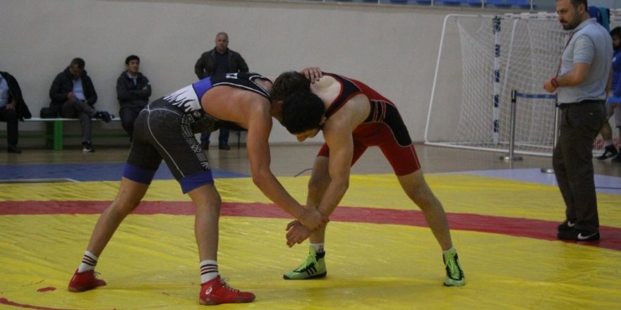 A Klasman Serbest Stilde dereceye girenler madalyalarını aldı