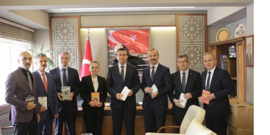 Çaycuma Kaymakamı Keçeli, 52 okula 2600 kitap dağıttı