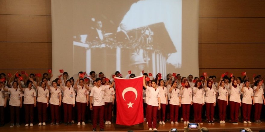 NEVÜ’lü Hemşirelik bölümü öğrencileri üniformalarını törenle giydi