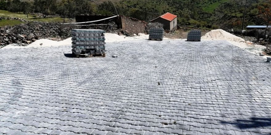 Yunusemre’de 10 mahallede kilitli parke taşı çalışması