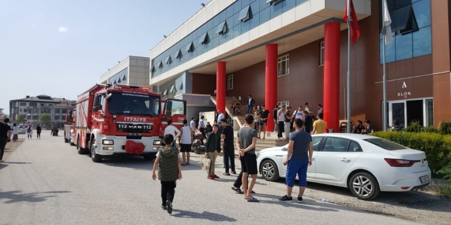 Saç kurutma makinesi öğrencileri sokağa döktü