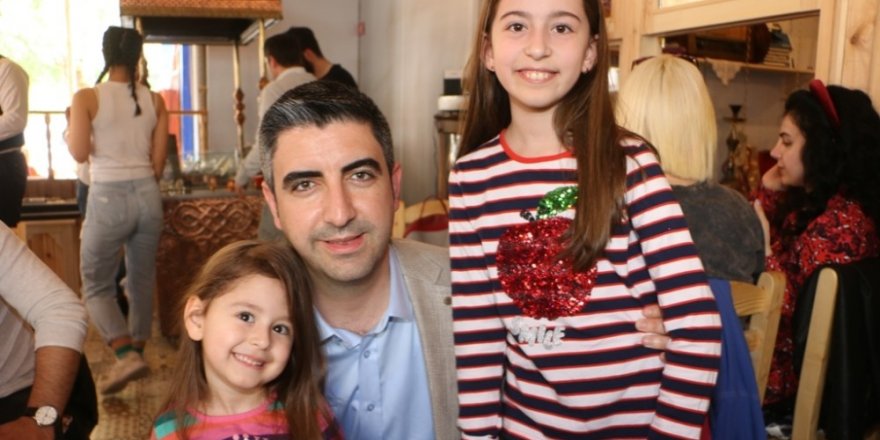 Başkan Gökhan Yüksel arkadaşının sevincini paylaştı