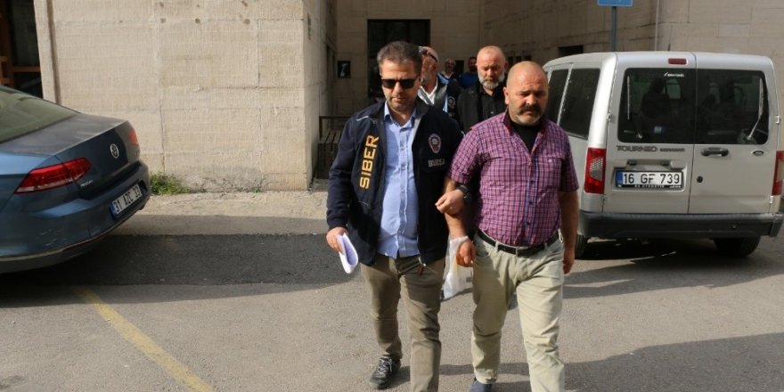 Kadın rolü yapıp müstehcen görüntülerle şantaj yapan çete çökertildi