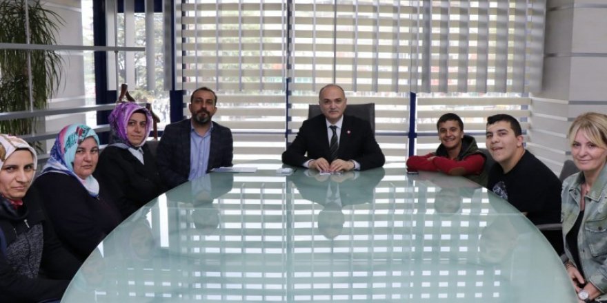 Ziyaretçilerine özel ilgi gösteriyor