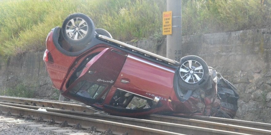 Kontrolden çıkan otomobil tren yoluna düştü