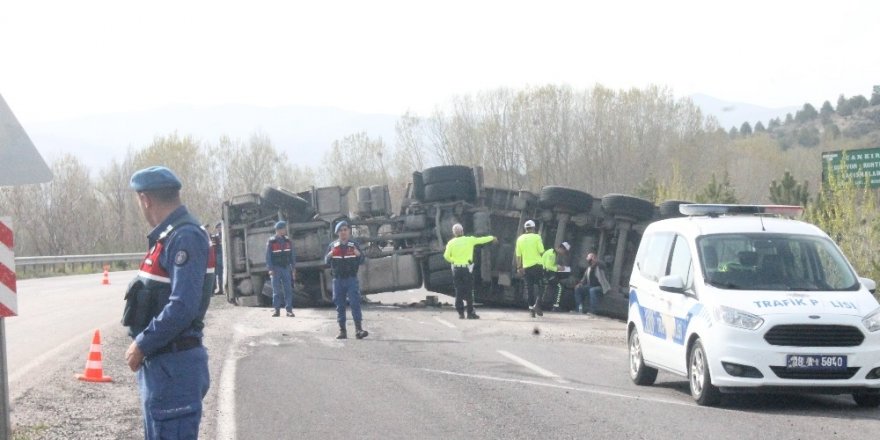 Makarna yüklü tır devrildi