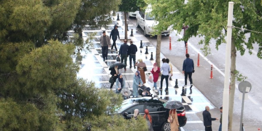 Nisan yağmuru hazırlıksız yakaladı