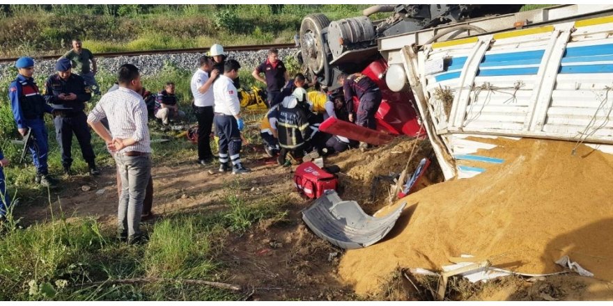 Lastiği patlayan kamyon karşı şeride geçip şarampole yuvarlandı: 1 yaralı