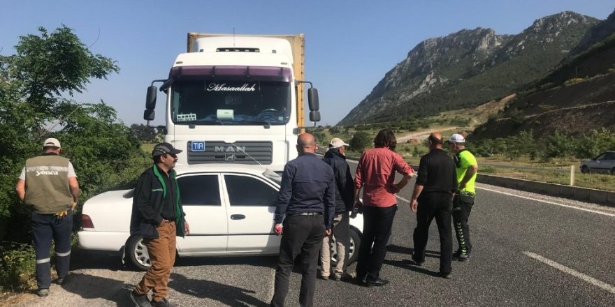 Çarptığı otomobili metrelerce sürükledi