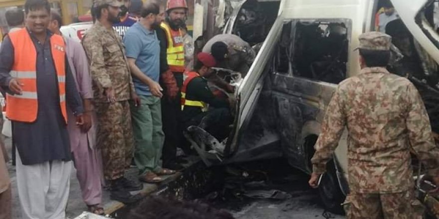 Pakistan’da duvara çarpan minibüsün benzin deposu patladı: 12 ölü, 6 yaralı