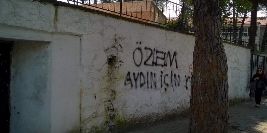 Efeler’de vatandaşlar duvar yazılarına tepki gösterdi