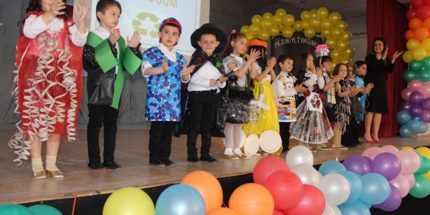 Geri dönüşüm defilesi izleyenlerden bol alkış aldı