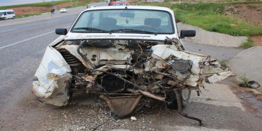 Hurdaya dönen otomobillerden yaralanmadan çıktılar