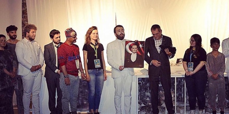‘Ayvalık Tiyatro Festivali’ne; Anadolu Üniversitesi Hukuk Fakültesi ’’Sui Generis Tiyatro Damgası’
