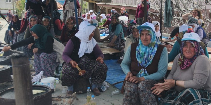 Köylü kadınlardan gözleme hayrı