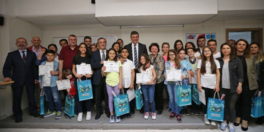 Karşıyaka’da yılın en başarılı öğrencilerine ödül