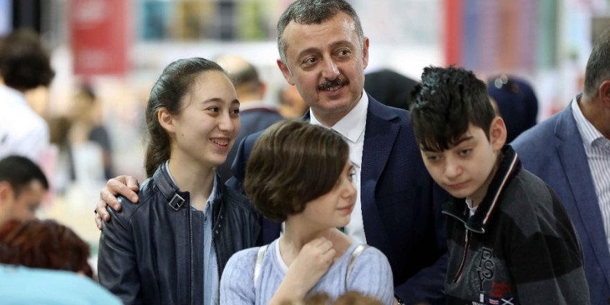 Başkan Büyükakın, ailesiyle kâğıttan dünyaların keşfine çıktı
