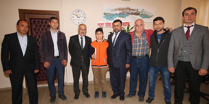 Başkan Bayındır başarılı öğrenciyi kutladı