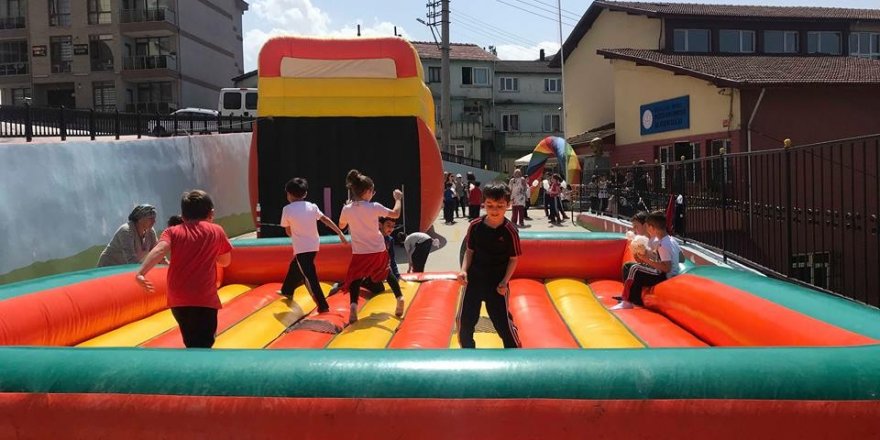 Öğrenciler okul bahçesine kurulan şişme oyun parkı ile eğlendiler