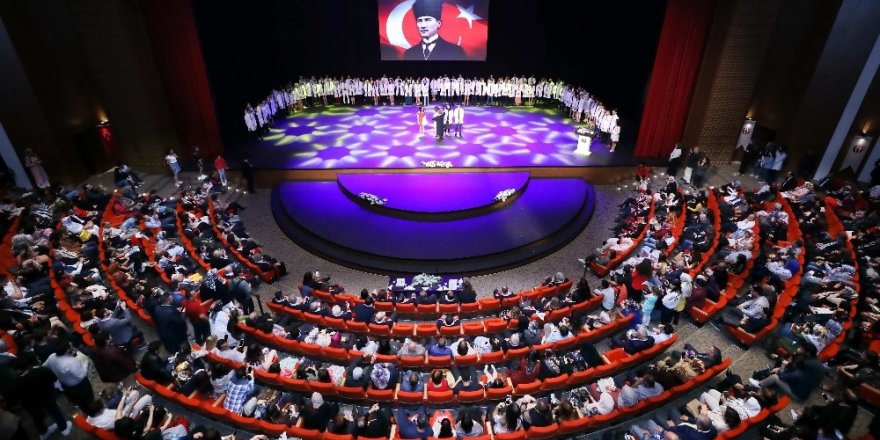 Hekim adayları beyaz önlük giydi